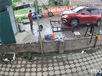 Tài xế khiến chủ tiệm 'hết hồn' khi vào rửa xe