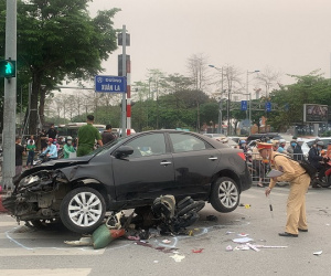 Vụ ô tô đâm loạt xe máy ở Hà Nội: Một bé 3 tuổi bị chấn thương rất nặng
