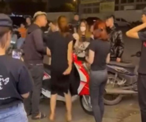 Đi đường gặp trai đẹp vui miệng 'chào anh', cô gái bị 'vợ anh' cho 'ăn liên hoàn bốp' vào mặt