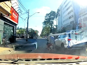 Người đàn ông 'tối tăm mặt mũi' sau khi va phải món hàng cồng kềnh trên vai người đi trước