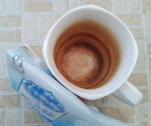 Uống trà lâu ngày cốc cáu vàng khó rửa, đem ngâm trong loại nước này mấy phút sau lại như mới