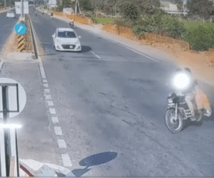 Clip: Sang đường đột ngột, đôi nam nữ bị ô tô tông văng trên cao tốc