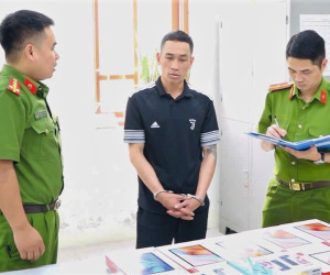 Tên trộm tự đâm dao vào mình để uy hiếp công an