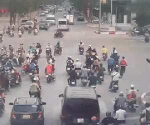Nhầm chân phanh với chân ga gây tai nạn liên hoàn, cần xem lại công tác đào tạo?