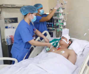 Vụ xe 'điên' tông xe máy: Mẹ bé gái 3 tuổi bị chấn thương nặng