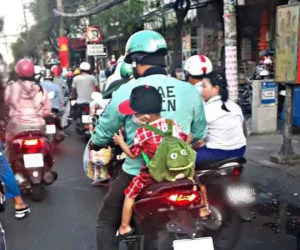 Giữa dòng người kẹt xe, cậu bé nhỏ xíu ngồi sau lưng ba nói một câu khiến 'mọi thứ như dịu lại'