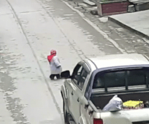 Video: Lao ra trước đầu xe ô tô cứu con, người phụ nữ bị húc văng