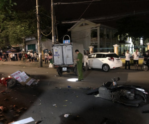 Xe tải mất lái tông hàng loạt xe máy khiến nhiều người bị thương