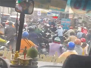 Vụ bò điên ở Đồng Nai: Góc quay kinh hoàng từ xe buýt khiến nhiều người kinh hãi