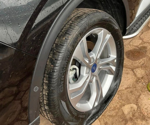 Hàng chục ô tô đỗ trên vỉa hè ở bán đảo Linh Đàm bị chọc thủng lốp trong đêm