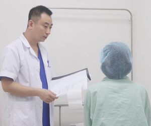 Mở khăn che mắt khi đang nâng ngực, người phụ nữ phát hiện bị tiêm chất lạ