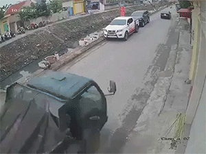 Bé trai tử vong vì va chạm với xe tải trong lúc chạy ra đường chơi