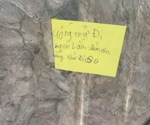 Thấy quán cà phê của mẹ vắng khách, bé trai 8 tuổi dán tấm bảng với nội dung khiến ai cũng phì cười
