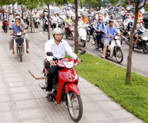 Ô tô, xe máy đua nhau đi lên vỉa hè trên phố Hà Nội