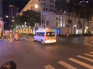 Bức xúc với cảnh thanh niên đi bộ xông thẳng vào đoàn xe ưu tiên trên đường