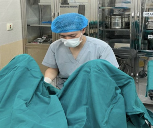 Người phụ nữ cầu cứu bác sĩ sau 3 ngày thu hẹp 'cô bé'