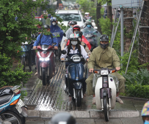Các ngả đường Hà Nội rối loạn trong mưa