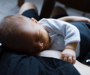 Con khóc ngặt nghẽo nhưng ông nội bế là ngủ, mẹ bỉm lén xem thì thấy hành động kỳ lạ của bố chồng