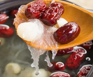 Nữ bệnh nhân ở Hà Nội thủng ruột do ăn món yến hầm táo đỏ 'quên' nhằn hạt