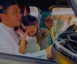 Malaysia: Mẹ tặng con gái 5 tuổi xe Mercedes để con đi học chăm chỉ hơn