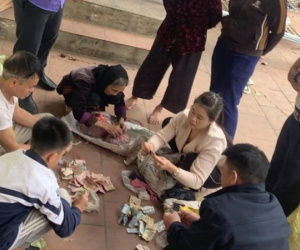 Phát hiện nhiều bọc nilon của cụ bà 90 tuổi bỏ quên, con cháu mở ra liền ngỡ ngàng trước 'kho báu'