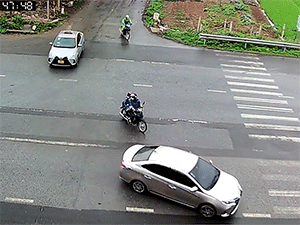 Dừng xe chờ sang đường, hai người trên xe máy bị húc bay cả người cả xe
