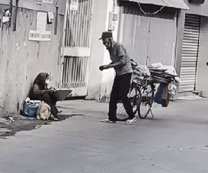 Rưng rưng khoảnh khắc cụ ông nhặt ve chai tặng tiền cho cụ bà xin ăn: Chỉ ai cùng cảnh ngộ mới thấu hiểu