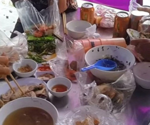 Con trai vứt túi thịt, cầu xin mẹ đi ăn cỗ đừng lấy phần