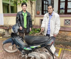 Hai tên trộm manh động dùng dao đe dọa chủ nhà để tẩu thoát
