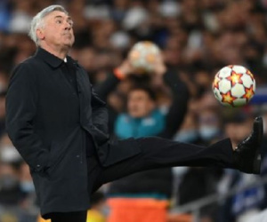 CĐV ngưỡng mộ kỹ năng xử lý bóng của HLV Ancelotti