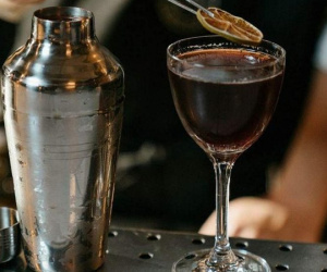 Nhân viên cho máu vào cocktail bị sa thải