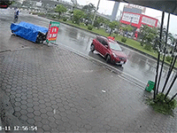 Cầm ô đi xe máy, hai thanh niên gặp cái kết 'méo mặt'