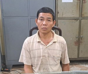 Người đàn ông sát hại hàng xóm vì nghi rủ rê vợ mình đi ăn chơi, hát hò