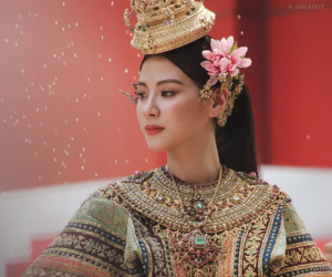 Hóa thân thành Nữ thần Songkran, Baifern Pimchanok vừa vẫy tay chào đã bị bắn nước tới tấp 'không trượt phát nào'
