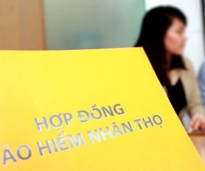 Bị áp doanh số quá cao, nhân viên cố bán bảo hiểm rồi "ôm con bỏ chợ"