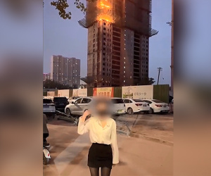 Cô gái gây phẫn nộ vì có hành động phản cảm trước tòa nhà bốc cháy