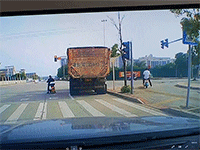 Sóng xung kích 'đánh gục' người đàn ông đi xe đạp điện