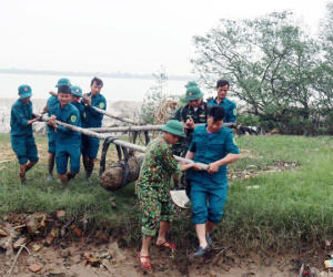 Bom 225kg còn nguyên kíp nổ trên sông Lam