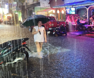 Mưa lớn, nhiều tuyến đường ở TP.HCM ngập nặng