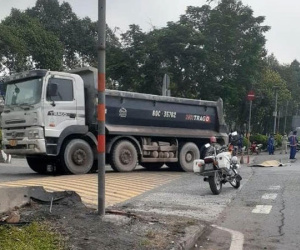 TP HCM: Mẹ đi chợ thì bị xe ben cán tử vong, con gái khóc ngất khi đi tìm
