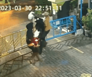 Video: Cổng bị khóa, trộm loay hoay khiêng xe máy tẩu thoát trong đêm