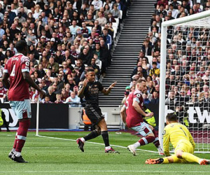 Bị cầm hòa dù dẫn 2 bàn, Arsenal tự bắn vào chân ở cuộc đua vô địch