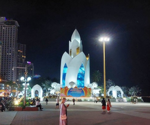 Mải mê chụp ảnh, nữ du khách trượt ngã tử vong giữa quảng trường