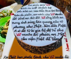 Dở khóc dở cười với chiếc bánh kem sinh nhật bê nguyên bài khấn đi chùa làm lời chúc: 'Ăn xong chắc siêu thoát được luôn á!'