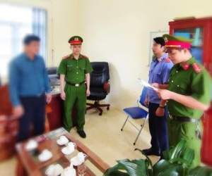 Hiệu trưởng dâm ô với 2 nữ sinh lớp 9 bằng cả lời nói lẫn hành động