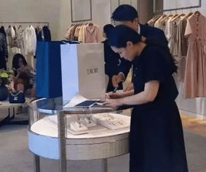 Tiểu thư nhà cựu chủ tịch CLB Sài Gòn đi chân đất sắm đồ trăm triệu, 'yêu nữ hàng hiệu' có khác!