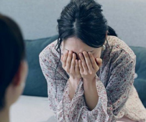 Cô giáo báo con trai lén xem 'phim nóng' ở trường, bà mẹ vội vã trở về nhà và bật khóc nghe con thổ lộ