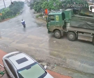 Tiếng phanh xe 'sởn gai ốc' và câu nói đầy bất lực của tài xế khi gặp xe đạp điện sang đường