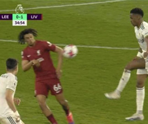 Vì sao bàn thắng chạm tay Alexander-Arnold của Liverpool được công nhận?
