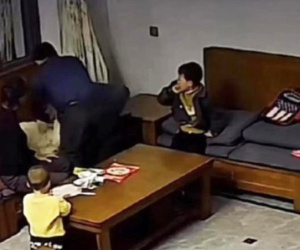Xem camera trong lúc rảnh, người mẹ sốc nặng trước hành động của ông bà nội với 2 đứa cháu